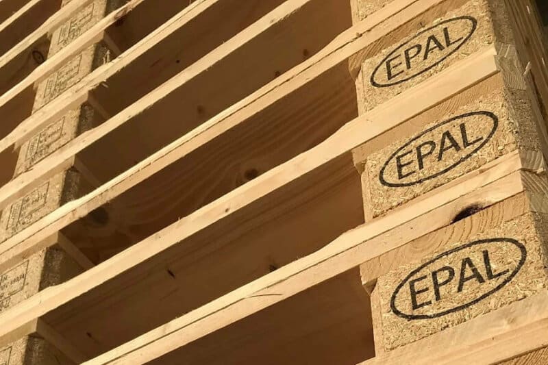 Ein Stapel aus Paletten mit gedruckten EPAL Schriftzügen