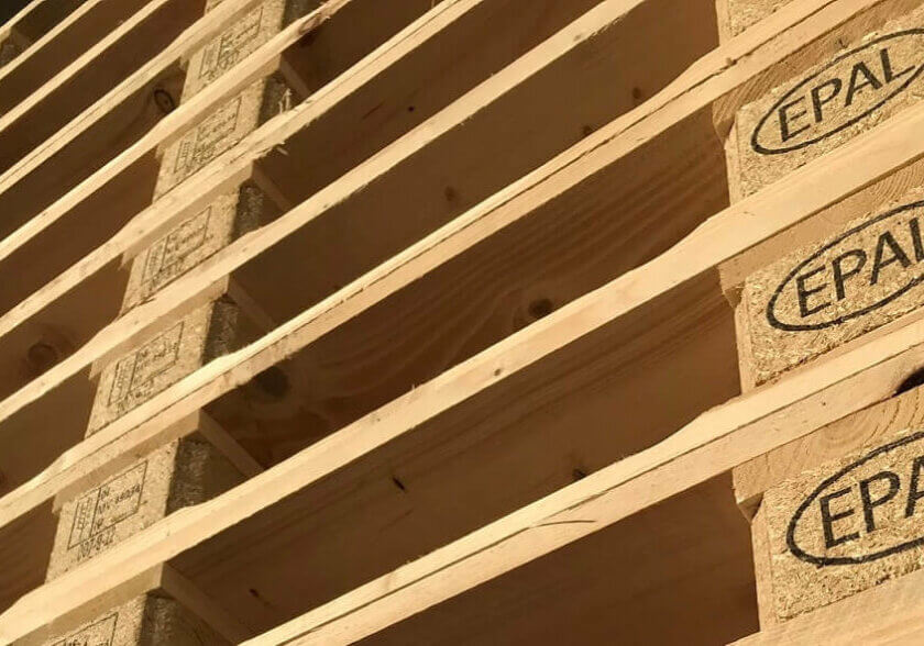 Ein Stapel aus Paletten mit gedruckten EPAL Schriftzügen
